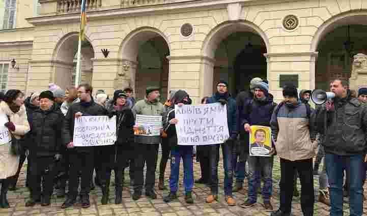 На пікет проти підняття вартості проїзду у маршрутках прийшли близько 40 львів’ян 