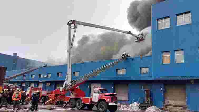 Масштабна пожежа виникла у складських приміщеннях у Києві