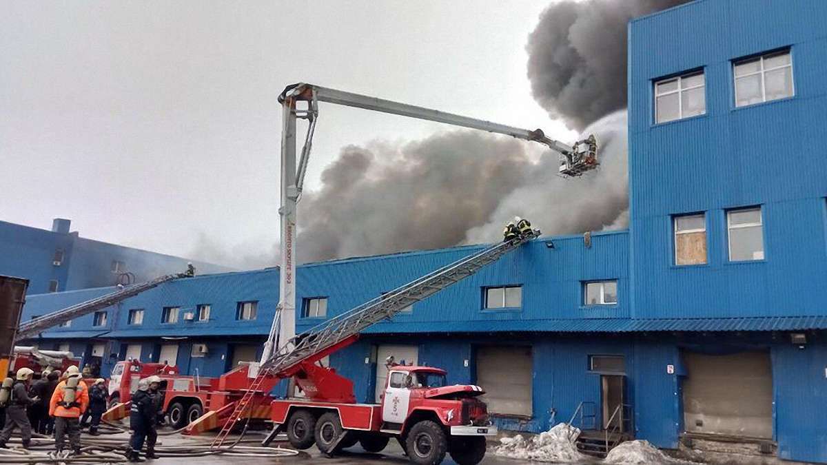 Масштабна пожежа виникла у складських приміщеннях у Києві