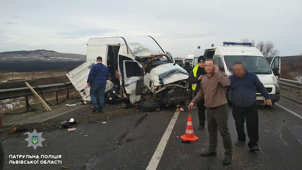 Внаслідок зіткнення фури із мікроавтобусом на трасі Київ-Чоп травмувались двоє людей