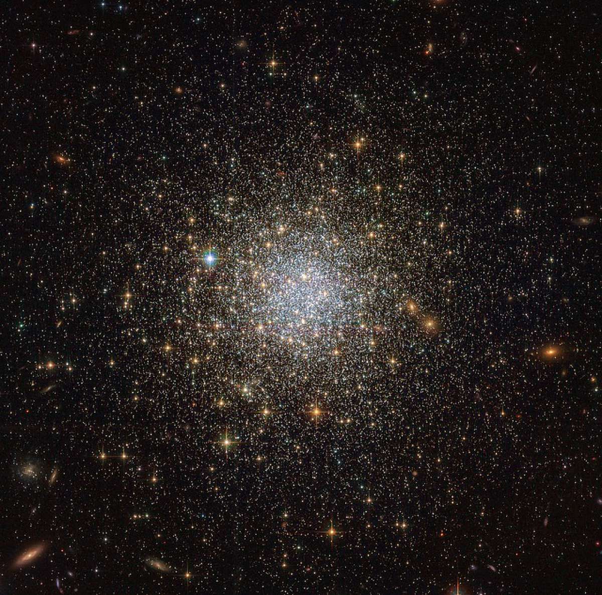 Hubble виявив зоряну кулю-ровесницю Всесвіту