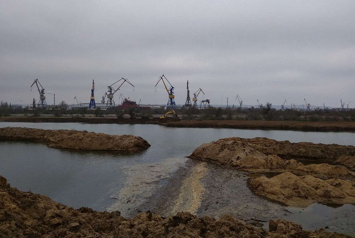  В Криму окупанти знищили частину дамби сховища токсичних відходів