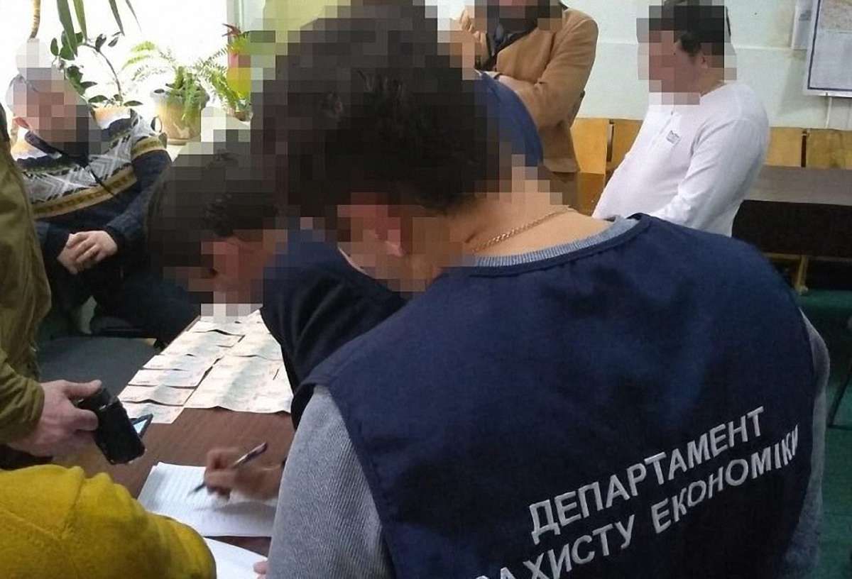 На хабарі в 28 тис. грн затримали двох посадовців управління рибного господарства Львівщини