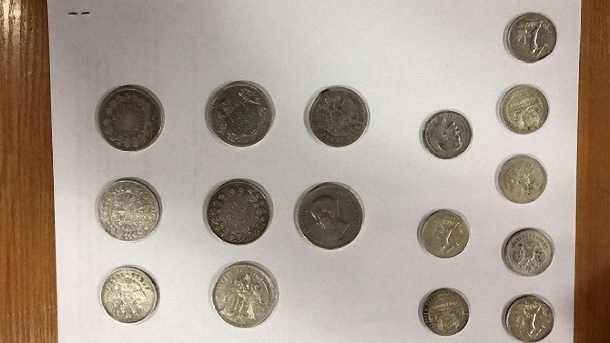 Українець намагався вивезти до Польщі срібні монети та давню книгу