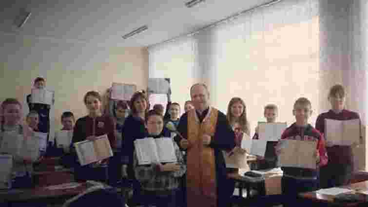На Тернопільщині священик УГКЦ освятив школярам щоденники