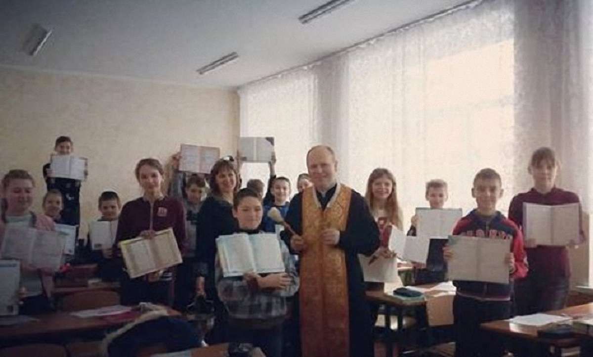 На Тернопільщині священик УГКЦ освятив школярам щоденники