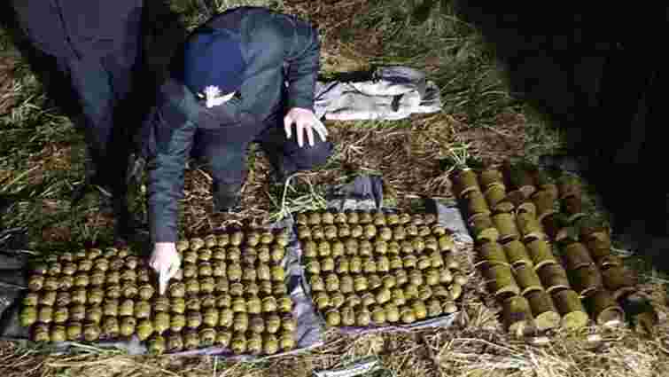 Селянин на Хмельниччині знайшов у кущах три мішки з бойовими гранатами