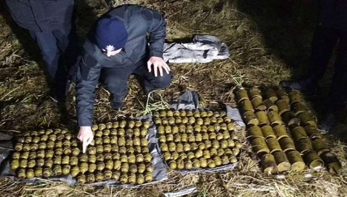 Селянин на Хмельниччині знайшов у кущах три мішки з бойовими гранатами