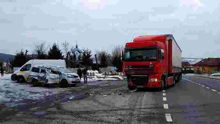 Унаслідок зіткнення з вантажівкою на Львівщині загинула пасажирка буса та травмувалася дитина