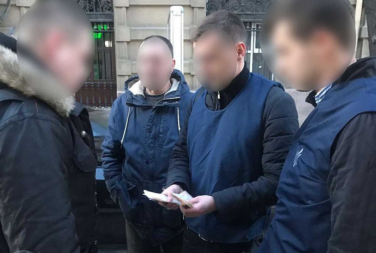У Львові посеред вулиці на хабарі затримали співробітника міграційної служби