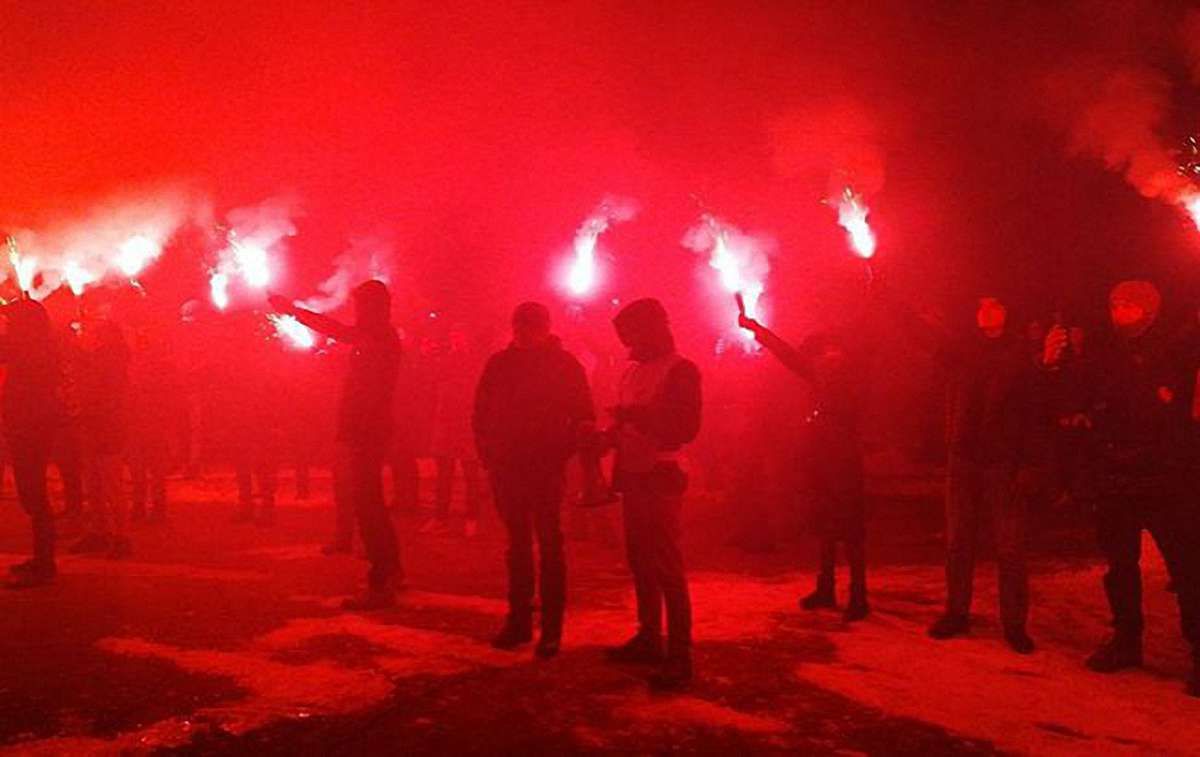 Активісти обстріляли феєрверками будинок Арсена Авакова