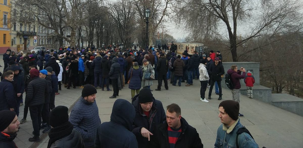 В Одесі невідомі за гроші зібрали людей на мітинг за неіснуючого кандидата
