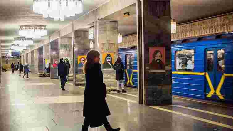  У київському метро Тараса Шевченка показали в образах Бетмена та Че Гевари