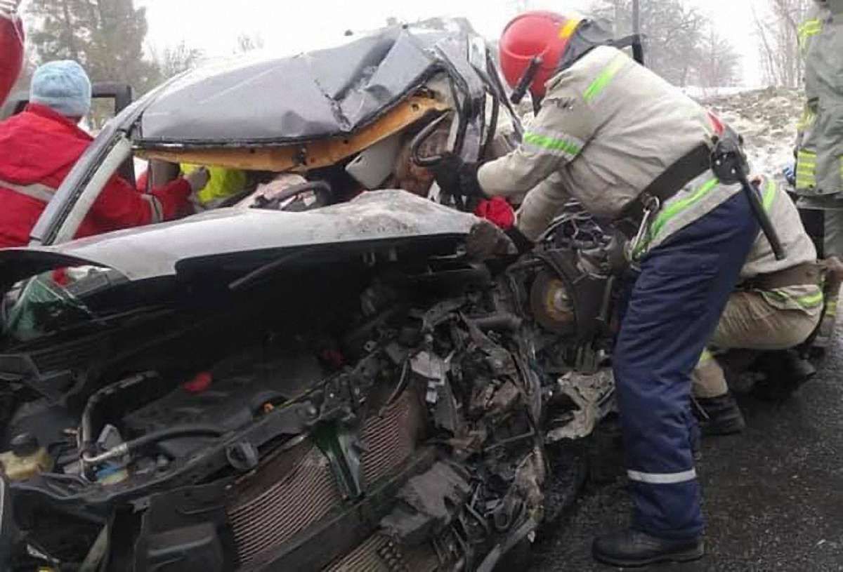 Після зіткнення з вантажівкою на Сколівщині загинув 47-річний водій легковика