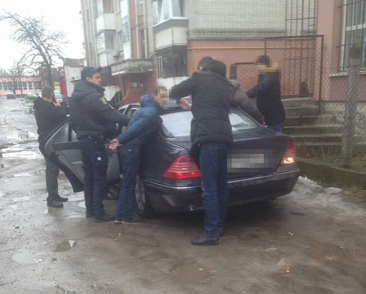 Поліція затримала у Львові рецидивістів, які обкрадали автівки за допомогою сканера