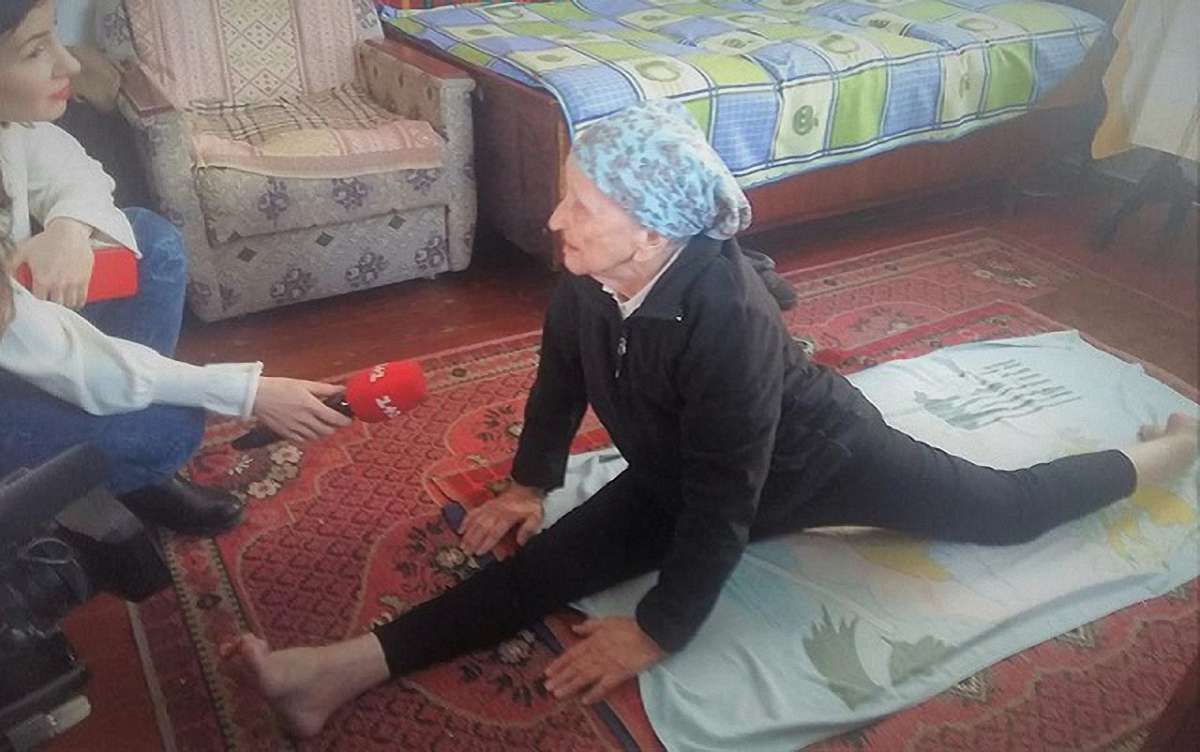 На Львівщині пенсіонерка встановила рекорд України, сівши на шпагат у 93 роки