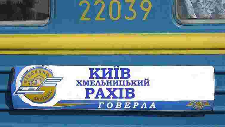 Невідомий жбурнув камінь у вікно потяга Київ – Рахів під час руху
