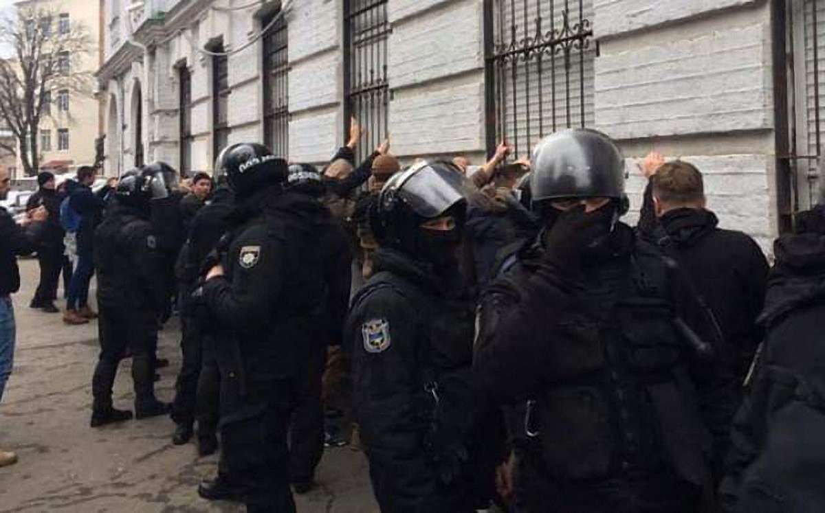 ДБР оголосило підозру поліцейському в побитті активіста у Києві