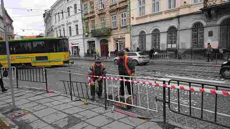 У центрі Львова закрили й одразу відкрили пішохідний перехід