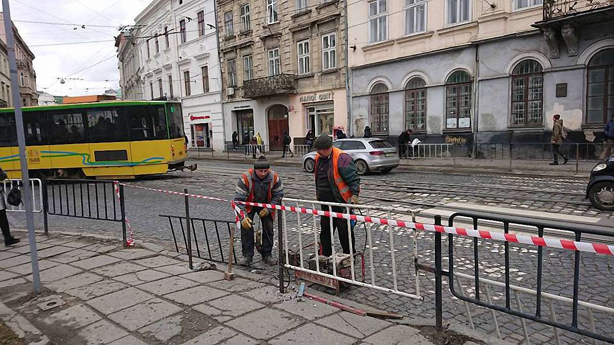 У центрі Львова закрили й одразу відкрили пішохідний перехід