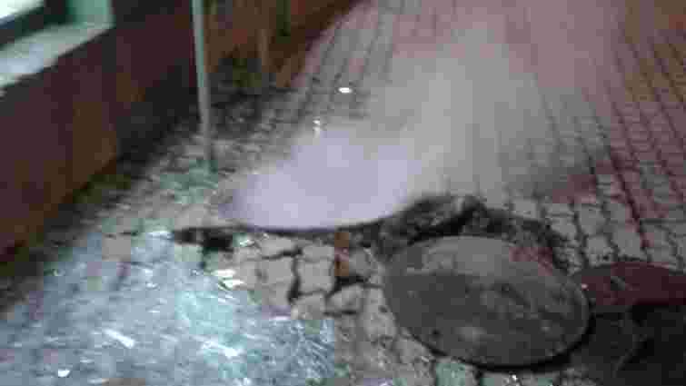 У центрі Львова стався вибух у каналізаційному колодязі