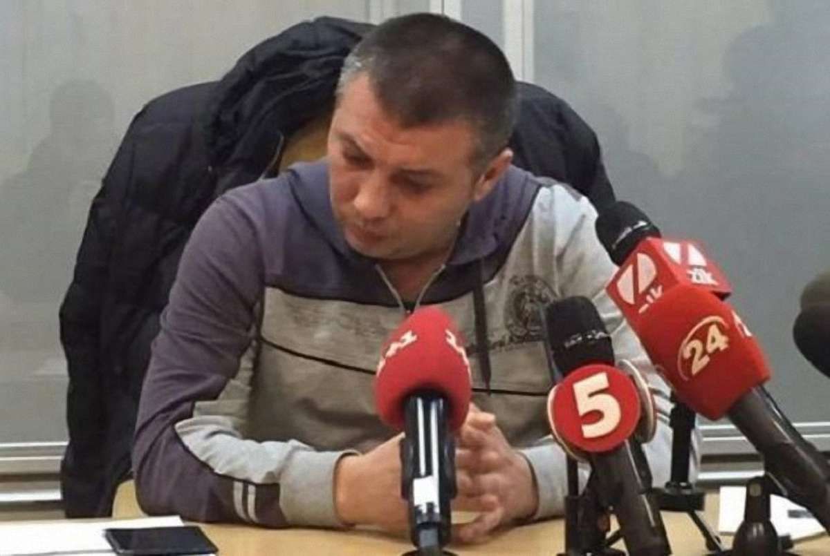 Поліцейського Мельникова, який ногами бив активіста, випустили під заставу