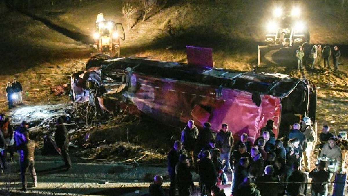 У Північній Македонії 14 людей загинули через падіння автобуса в десятиметрову ущелину