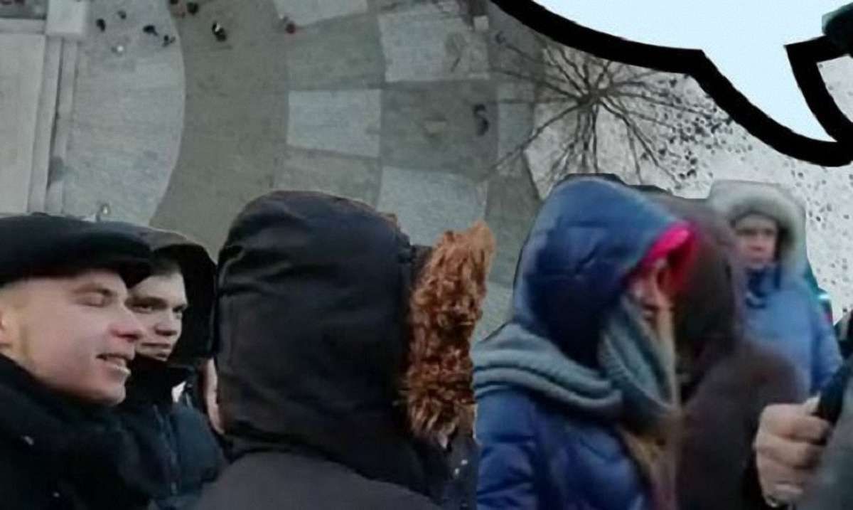 У Харкові місцеві мешканці за гроші вийшли на фейковий мітинг на підтримку маніяка