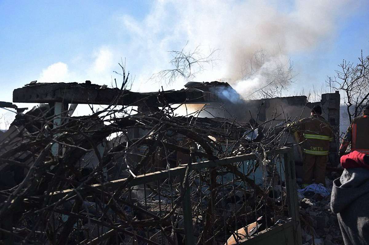 На Донбасі російські найманці зруйнували житловий будинок і поранили 3 бійців ООС