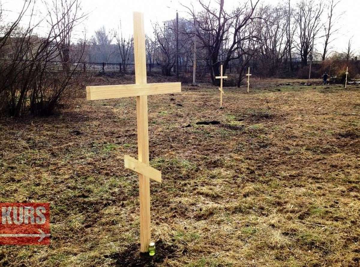 В Івано-Франківську встановили 15 хрестів, щоб зберегти ділянку від забудови