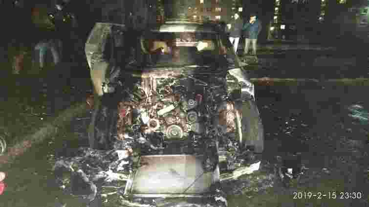 Пожежники у Червонограді загасили автомобіль, причини загоряння встановлюють