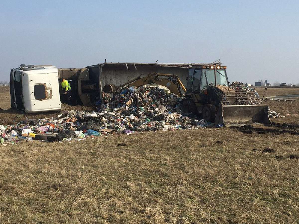Під Львовом перевернулася вантажівка зі сміттям