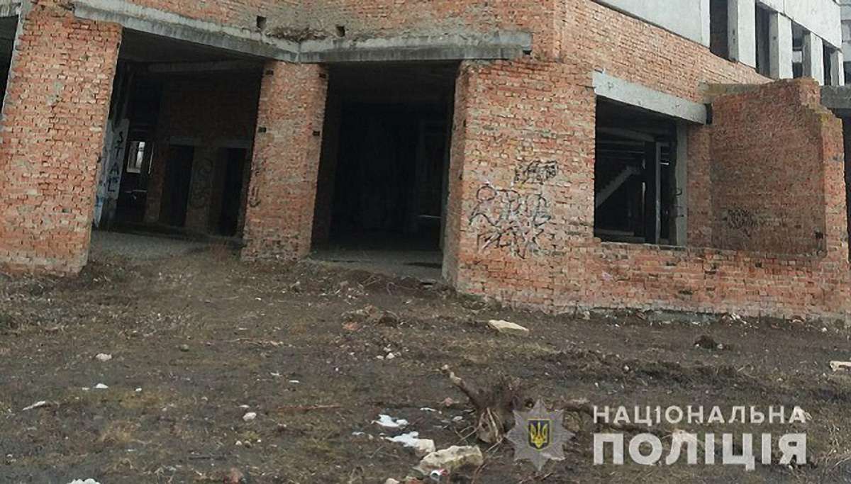 На Буковині двоє юнаків скоїли самогубство, стрибнувши разом з шостого поверху 
