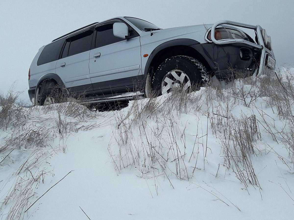 На Закарпатті чоловік допомагав штовхати Mitsubishi і загинув під його колесами