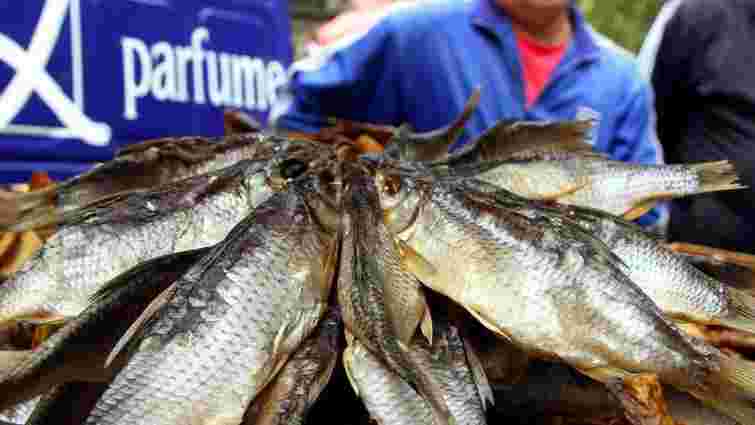 У Луцьку через неякісний товар обурена покупчиня побила рибиною продавчиню