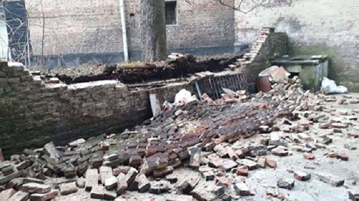 В подвір'ї житлового будинку у Львові обвалилась підпірна стіна