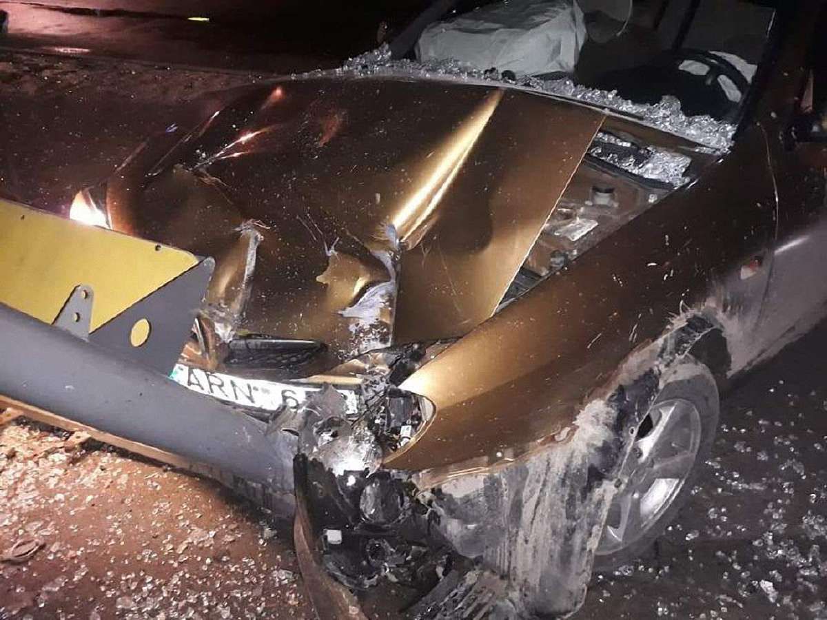 П'яний таксист без посвідчення водія протаранив зупинку громадського транспорту у Львові