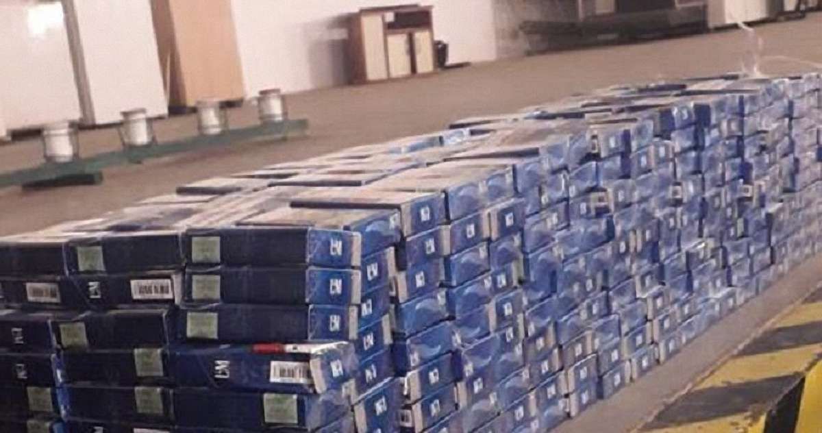 У спеціальних сховках автомобіля львів’янин намагався перевезти через кордон 1450 пачок сигарет