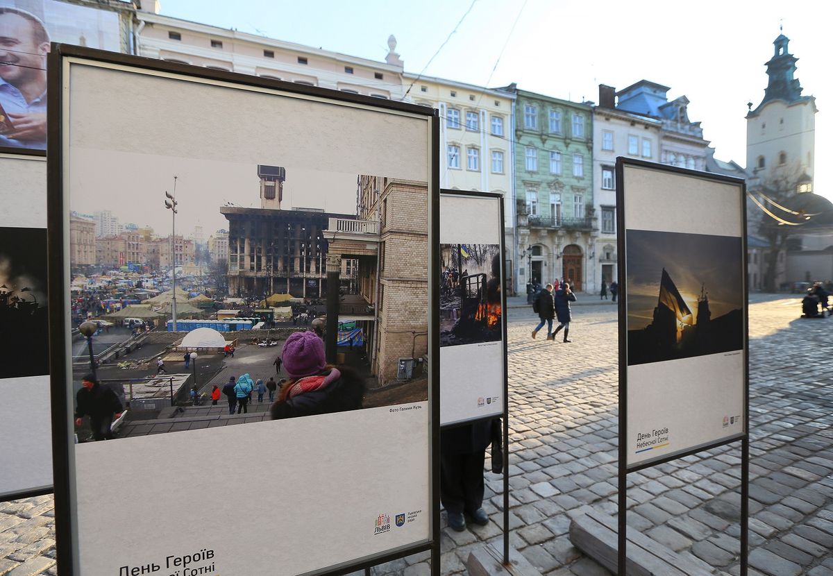 Біля львівської Ратуші триває фотовиставка пам’яті Героїв Небесної Сотні