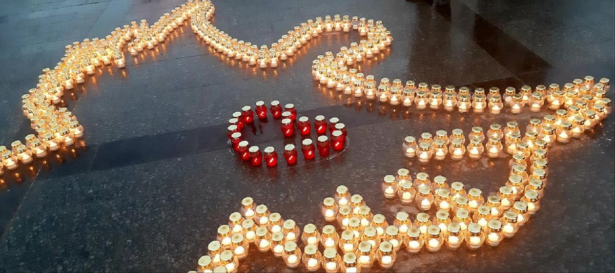 У центрі Львова виклали ангела зі свічок в пам'ять про героїв Небесної Сотні