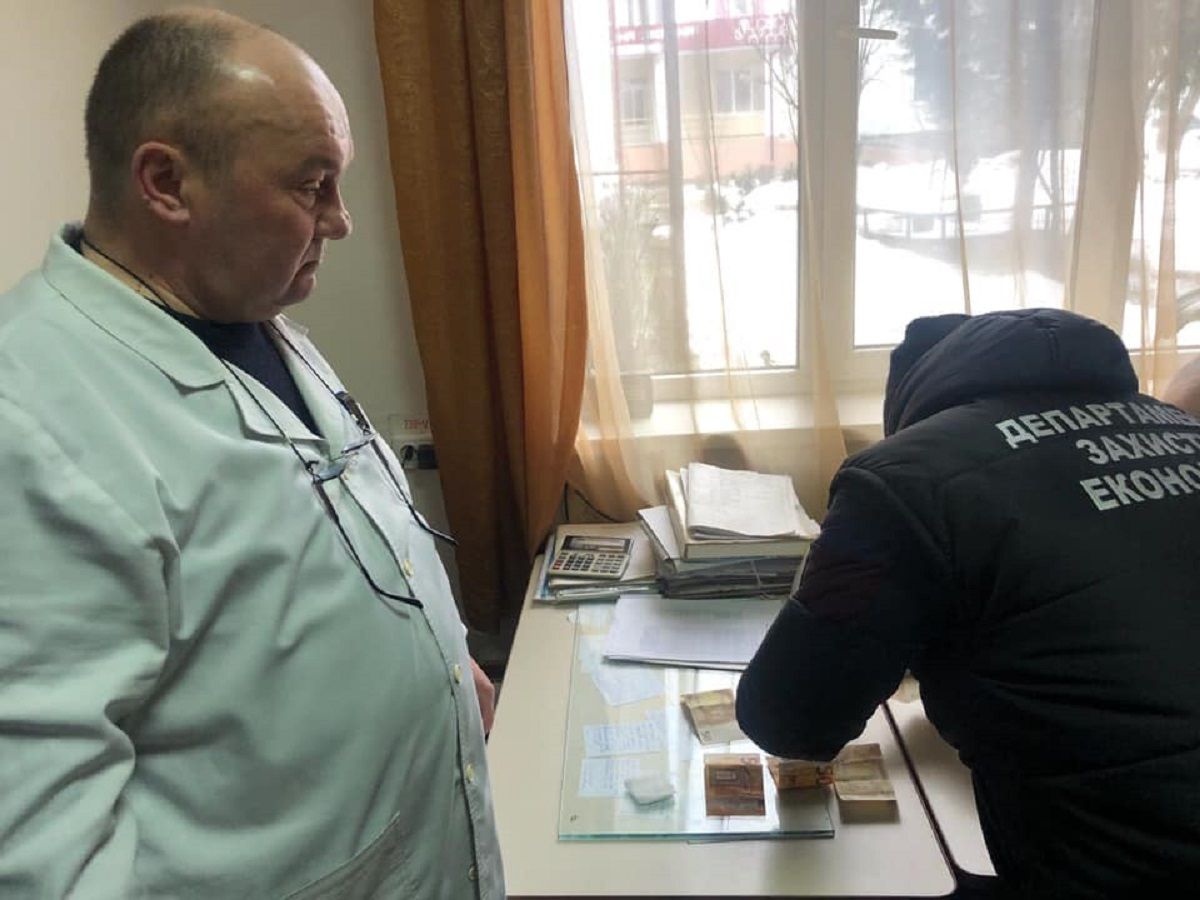 На Закарпатті завідувач реанімаційного відділення вимагав гроші від родичів пацієнтки