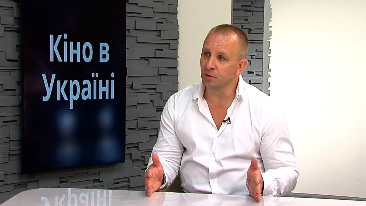У Чернівцях кінорежисера оштрафували за самовільний ремонт дороги з ямами