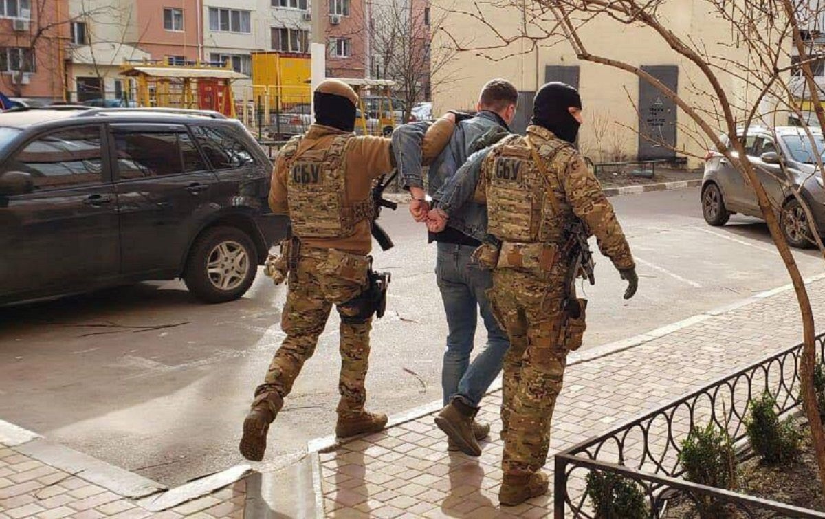 В Одесі затримали двох підозрюваних у фіктивній торгівлі акціями Tesla
