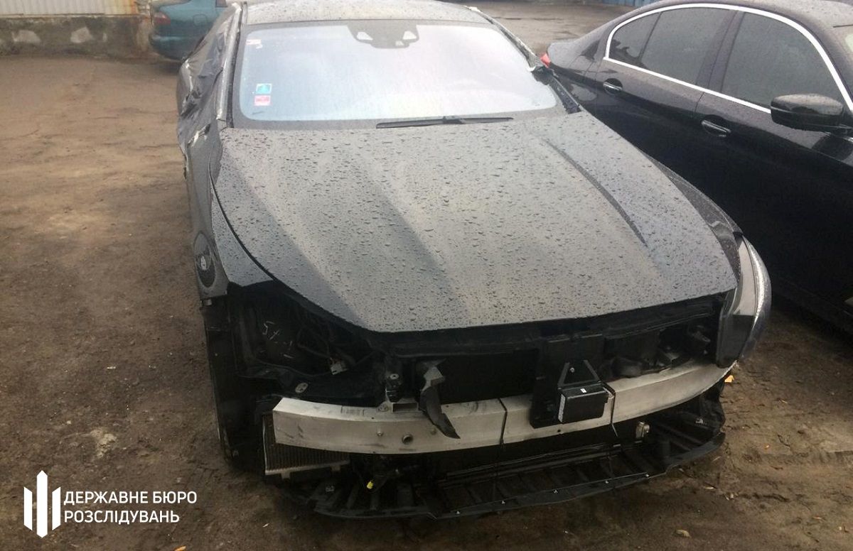  Слідчі ДБР викрили на Львівській митниці незаконну схему ввезення елітних авто без розмитнення