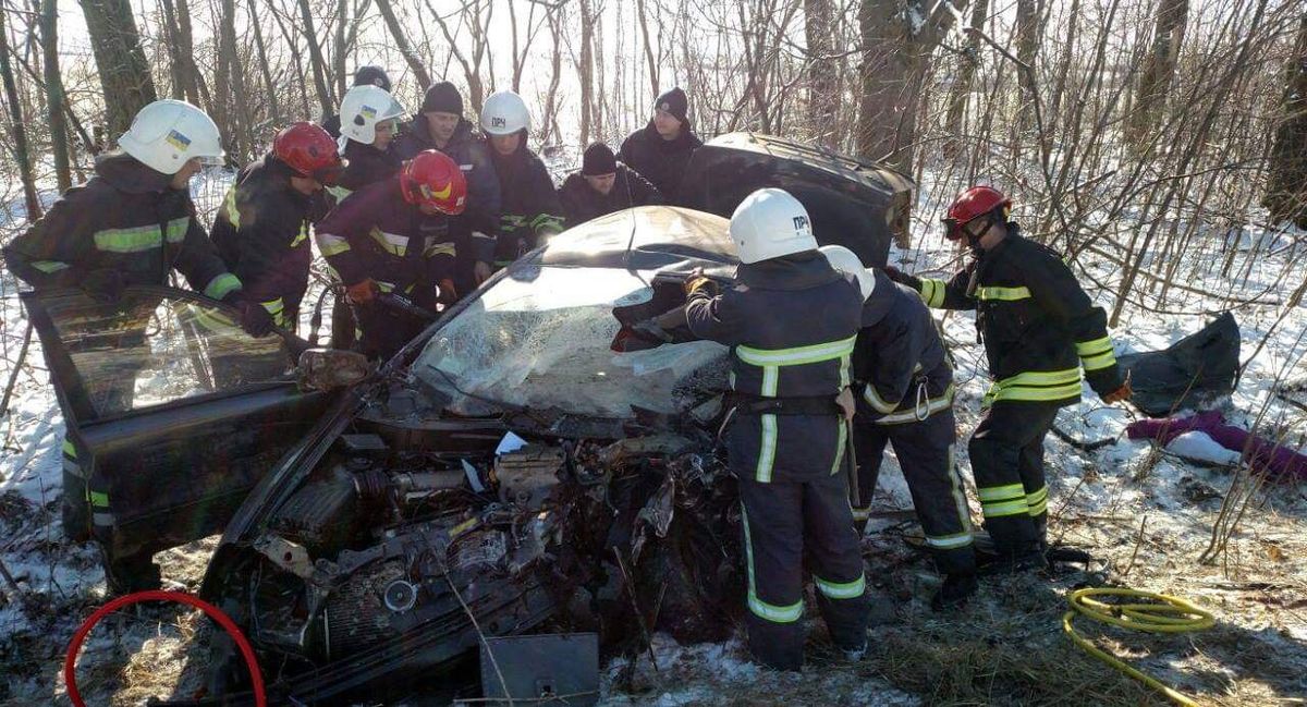 Троє людей загинули у зіткненні Porsche Cayenne та Daewoo Sens на Рівненщині