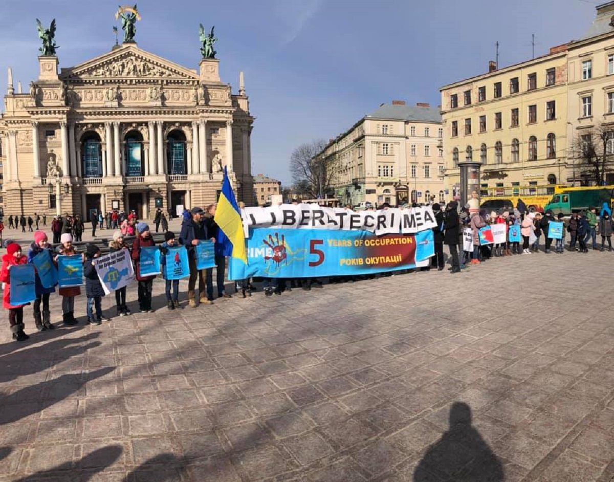 У Львові переселенці з Криму мовчки нагадали про 5-річну окупацію півострова 