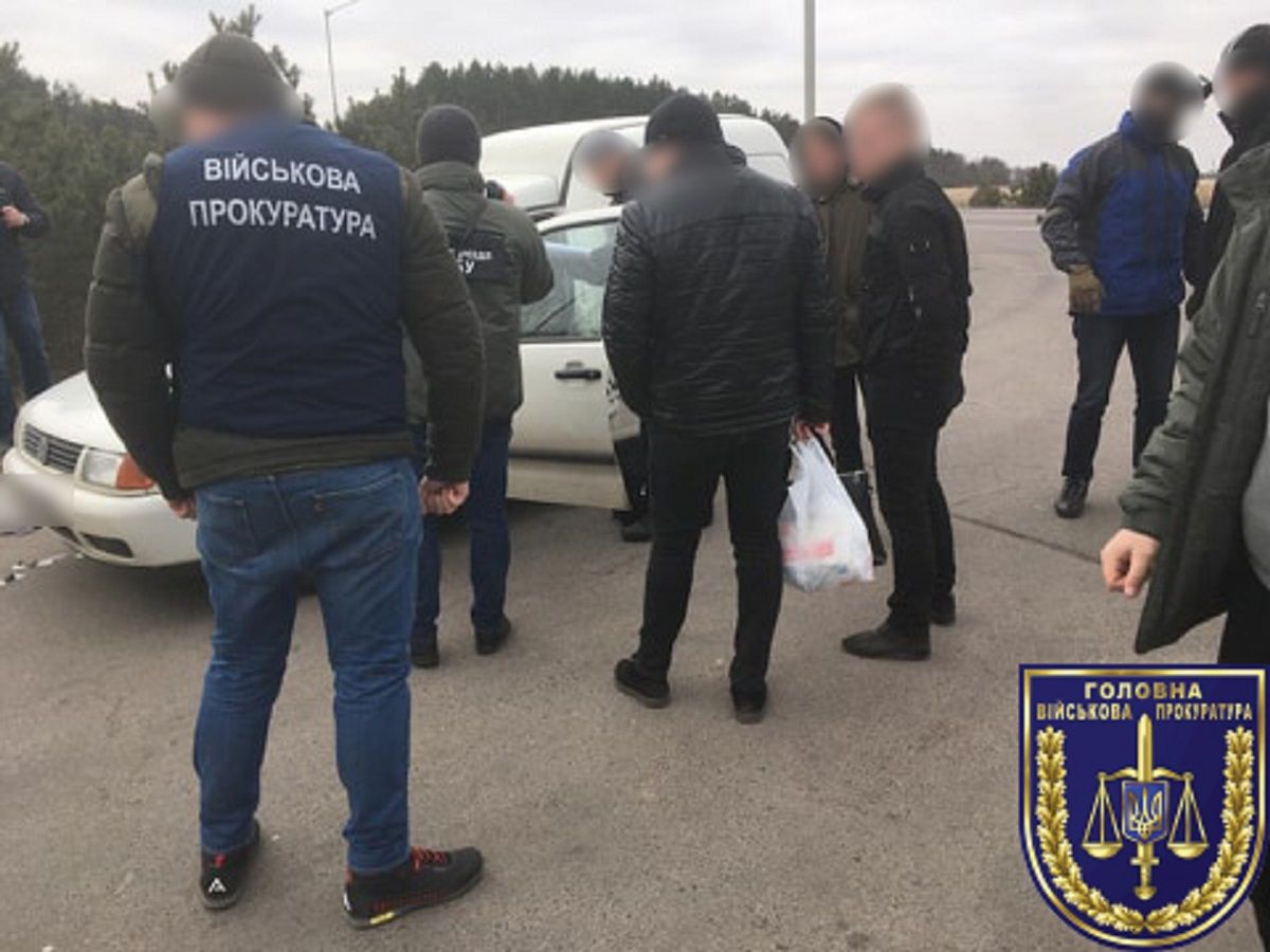 На Рівненщині командира військової частини затримали на хабарі в 10 тис. доларів