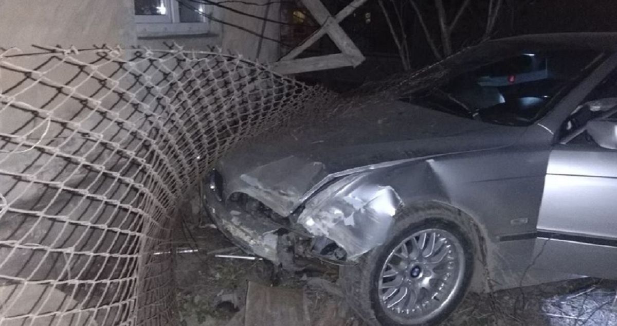 У Винниках п’яний водій BMW на іноземній реєстрації зніс огорожу приватного будинку