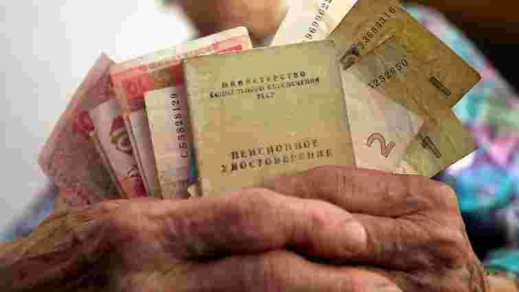 Більшості українських пенсіонерів перед виборами виплатять по 2410 грн