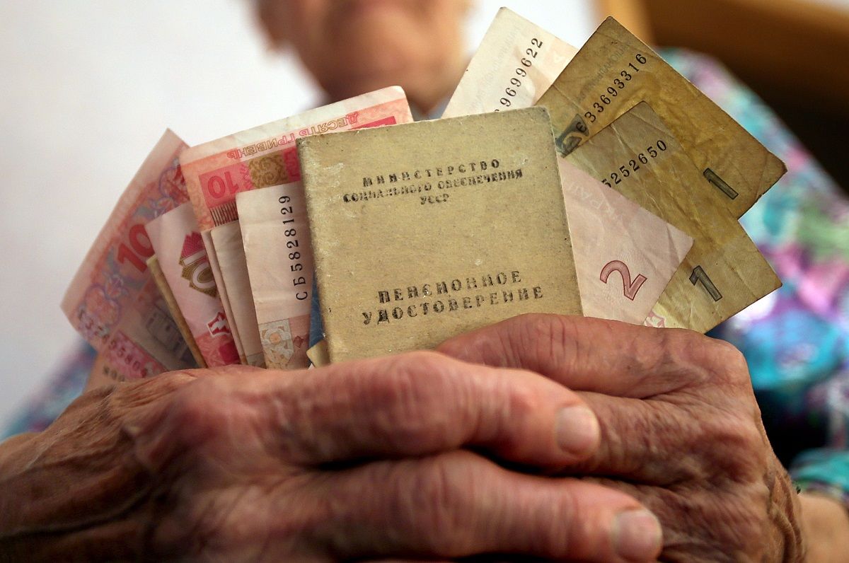 Більшості українських пенсіонерів перед виборами виплатять по 2410 грн
